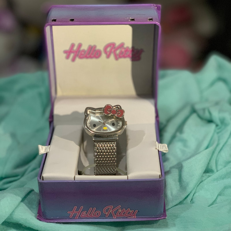 reloj de Hello Kitty morado con caja